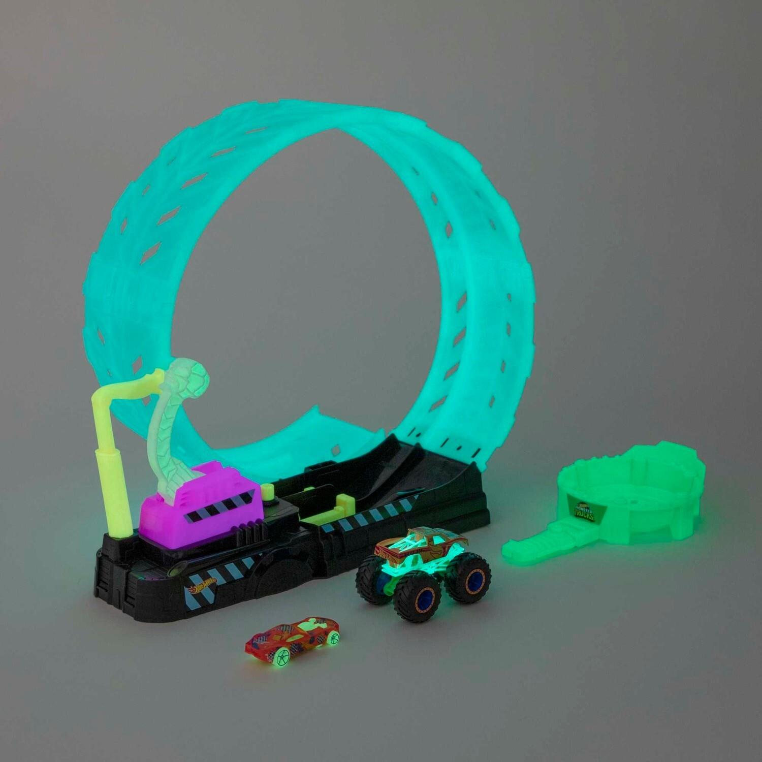 Hot Wheels Monster Truck Karanlıkta Parlayan Çemberde Yarış Seti
